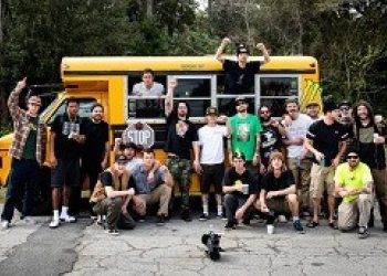 Grant Taylor zprovoznil školní autobus a vyrazil s partou na roadtrip